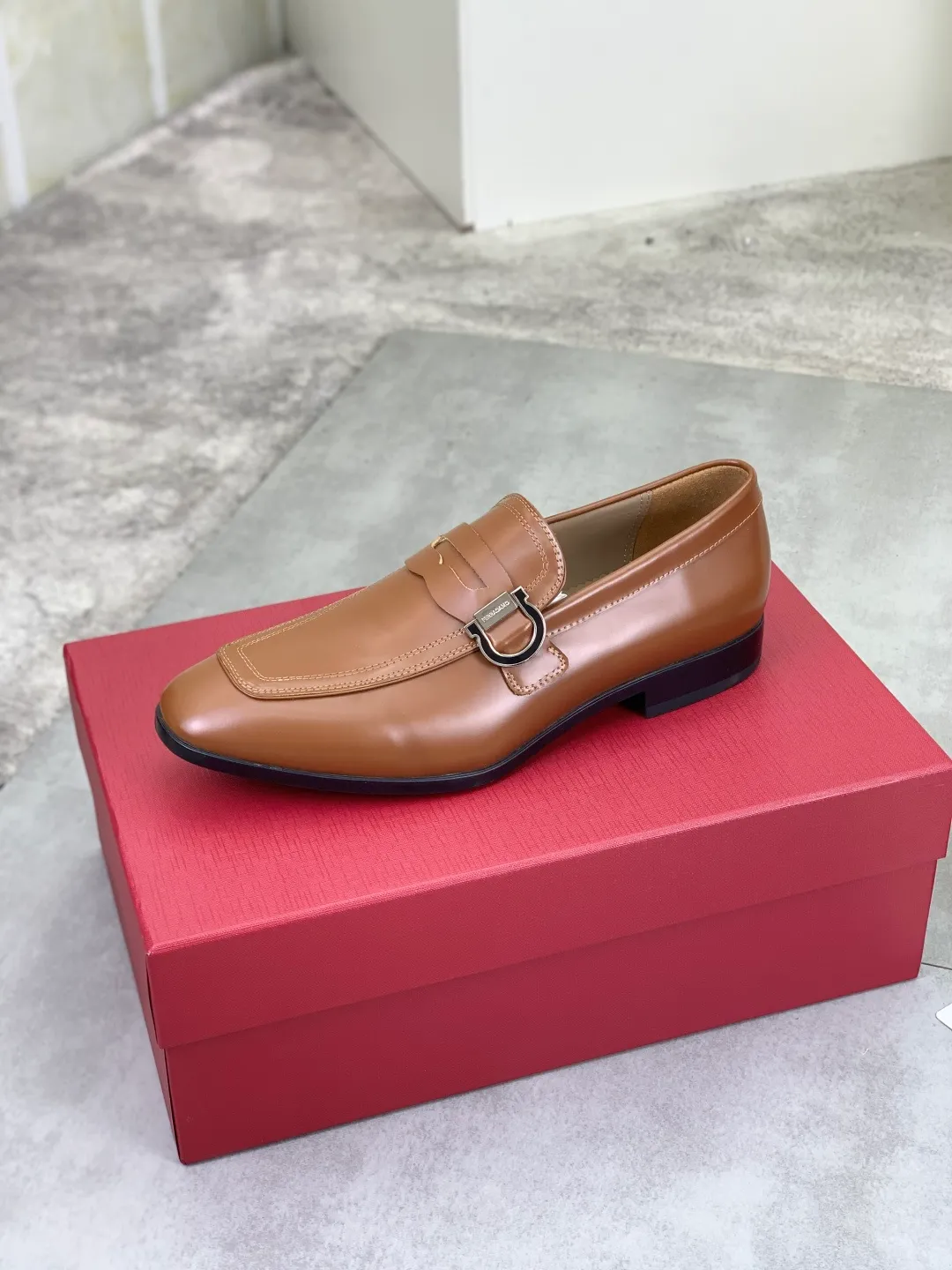 Men's men's shoes 💰P600💰[New model] High quality water-dyed cowhide 🆘[Salvatore Ferragamo] Ferragamo's latest casual business leather shoes for men! Listed simultaneously! The fabric is made of specially imported original calfskin, and the interior is made of imported water-dyed cowhide. It is absolutely luxurious and leads the fashion trend. Matching code: 38-44 (45 and 46 can be customized) 5️⃣ colors available